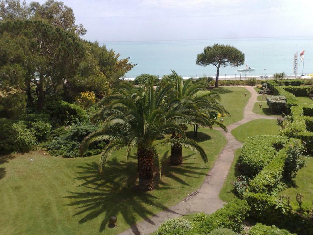bel Appartement les pieds dans l'eau Villeneuve-Loubet Extérieur photo
